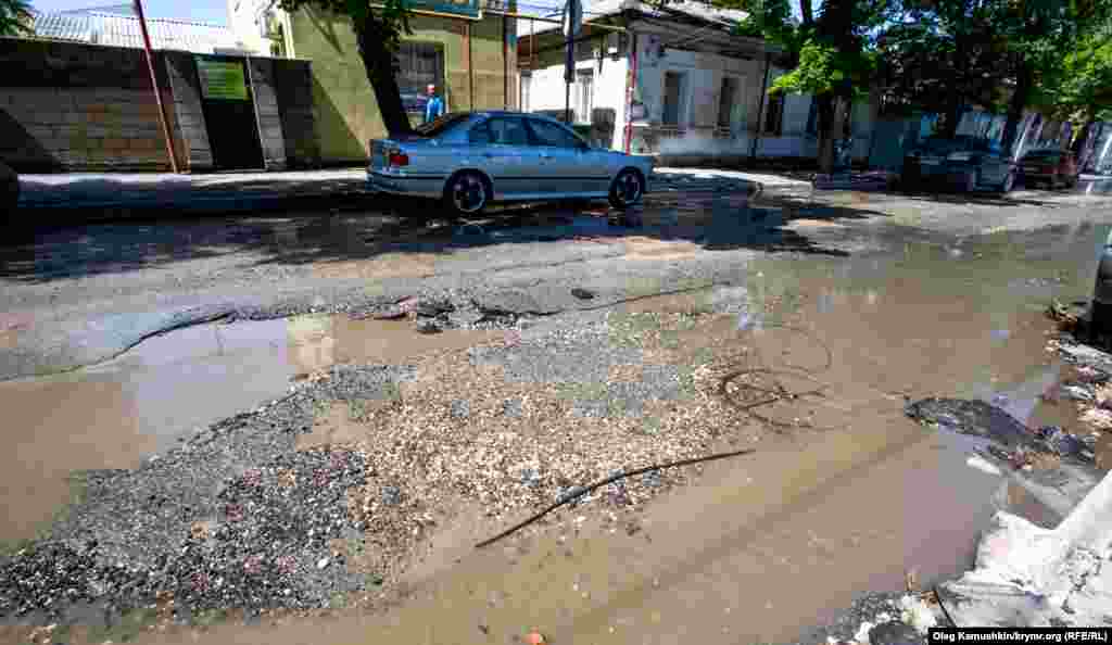 Частина асфальту здибилась і піднялася над дорогою, а з іншого віднесло покриття і з'явилася яма. У такому місці водій із легкістю може потрапити в аварію