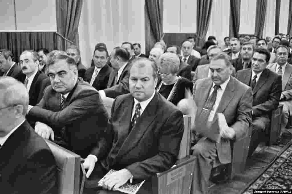 Татарстан Югары шурасы рәисе урынбасары Василий Лихачев (уртада)