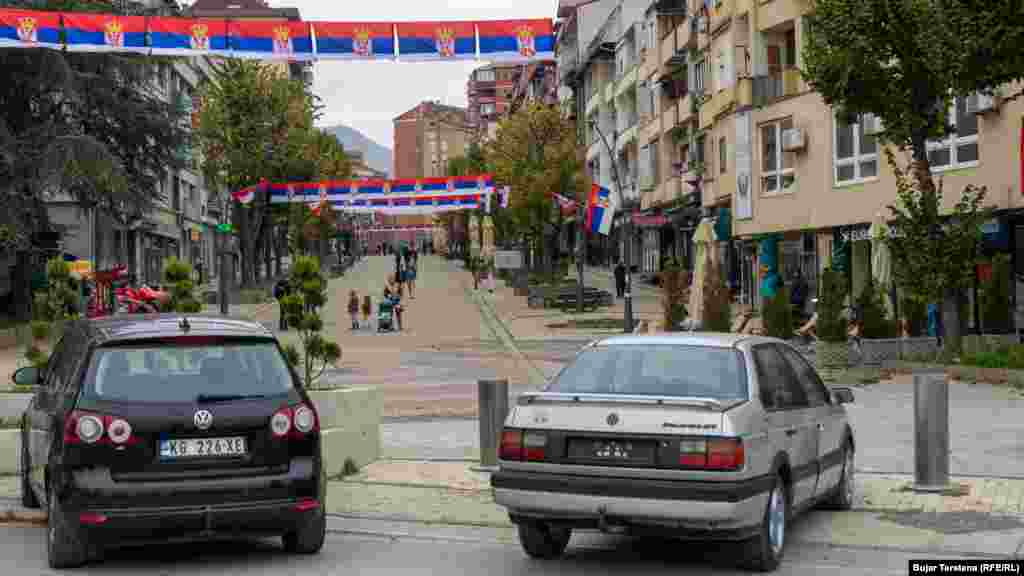 Politički predstavnici Srba na Kosovu najavili su 5. novembra povlačenje srpskih zvaničnika iz institucija Kosova na severu, uključujući policiju, tužilaštvo, sud, skupštinu i centralnu vlast.