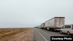 «Проехал метров 10, или можешь 100, или можешь больше. Или меньше. Встали. Если огоньки не погасли, значит, будет еще продвижение. Как волны после землетрясения. Еще пять метров. Встали. Ждешь. Еще пару метров. Огоньки погасли. Значит, можно глушить машину и ждать. Радует, что продвижение всё же есть. Огорчает, когда оно как раз в тот момент, когда вот только что наконец закипела вода на горелке». (Из дневника Артема, который он вел в пути.)