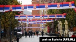 Flamuj të Serbisë në Mitrovicë të Veriut, Kosovë.