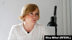 Jurnalista Emilia Șercan a scris pe pagina de Facebook că a primit „mai multe atenționări de la prieteni și de la neprieteni” că va avea de suferit, după dezvăluirile care au dus la demisia lui Sorin Câmpeanu și după scandalul din jurul tezei ministrului Lucian Bode.