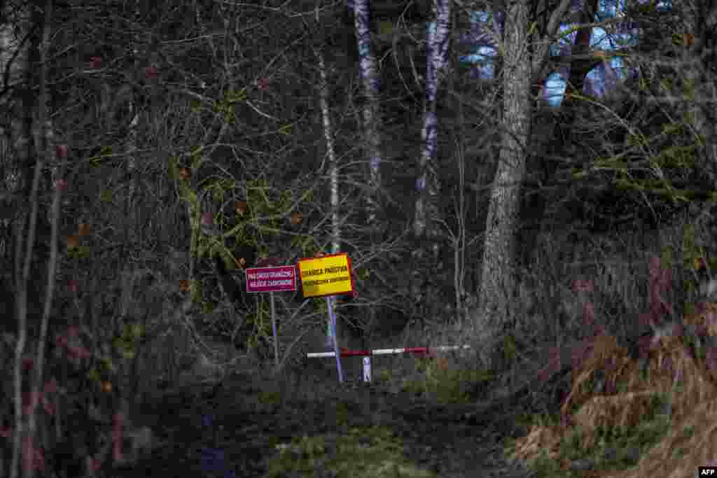 În nord-estul Poloniei, marcaje care identifică teritoriul restricționat de la granița cu regiunea rusă Kaliningrad.&nbsp; Deși statele lumii, într-o proporție covârșitoare, au condamnat invazia Rusiei în Ucraina, președintele belarus, Aleksandr Lukașenko, a rămas un aliat ferm al Moscovei.&nbsp; &nbsp;