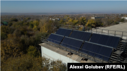  O parte din banii UE vor contribui la extinderea parcurilor eoliene și solare, astfel încât ponderea energiei electrice regenerabile să crească de la 9,29% până la 20%. În imagine, panouri solare instalate pe spitalul raional din Leova.