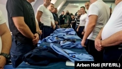 Policajci srpske nacionalnosti sa severa Kosova skidaju uniforme kosovske policije, 5. oktobar 2022.