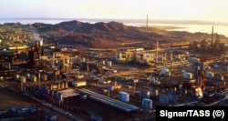 Сохранение русского языка в Туркменбаши объясняется его населением, которое, хотя и в основном туркменское, также включает в себя азербайджанские, армянские и славянские меньшинства.