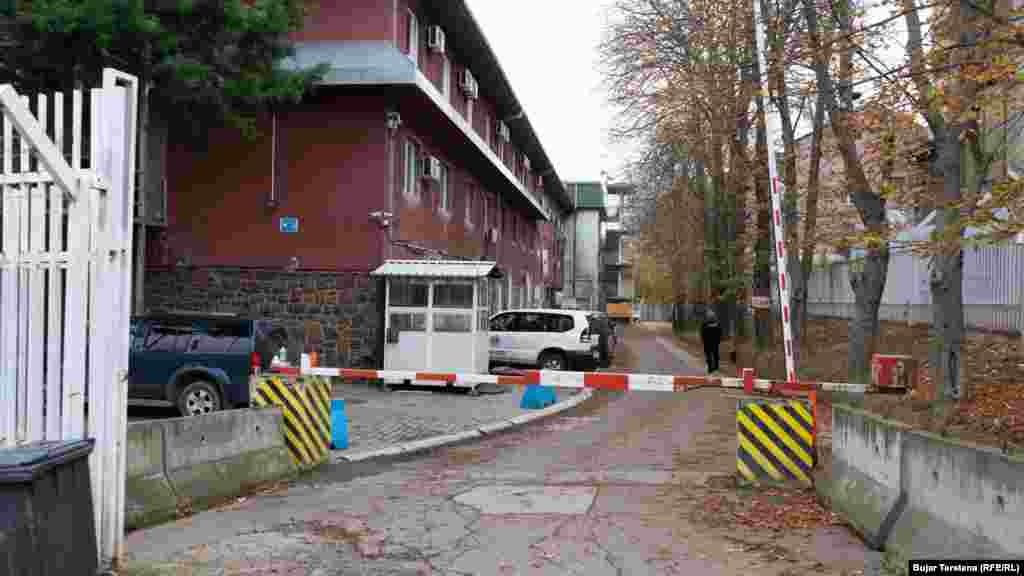 U policijskoj stanici u Severnoj Mitrovici srpski policajci, koji su podneli ostavke, predali su oružje,&nbsp;7. novembar.