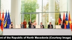 Lideri na potpisivanju u Berlinu sa zastavama među kojim je bila i kosovska.