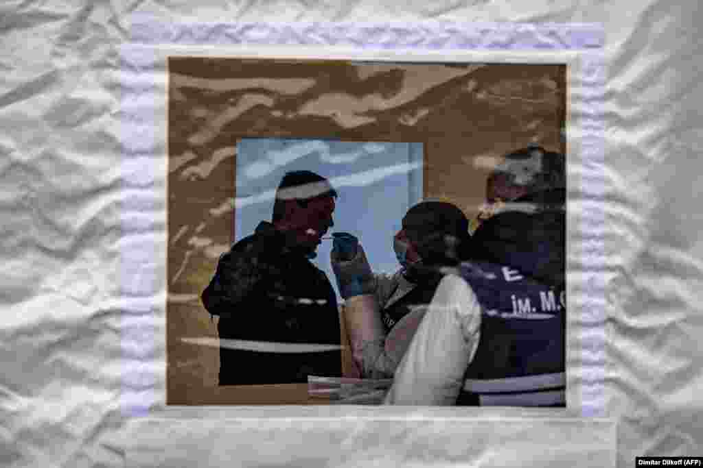 Muškarac se podvrgava DNK testu u mobilnoj laboratoriji u Izjumu. DNK laboratorija uspostavljena je u nedavno ponovo oslobođenom ukrajinskom gradu kako bi pomogla rođacima ljudi pronađenih na grobnim mjestima da službeno identifikuju posmrtne ostatke svojih rođaka.