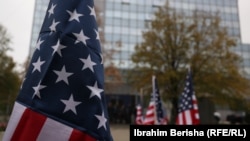 Flamuj amerikanë në Prishtinë.