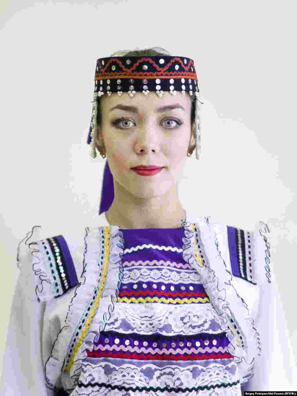 Давыдова Света, 24 года, студентка и артистка балета. "У меня мама мари, а хоть по-марийски понимаю, но почти не говорю. Сейчас я не хожу в священные рощи, хотя и была несколько раз. Чувство, что это мне близко, но все времени нет. В Чувашии представлялась как мари, тут в Марий Эл наоборот. Хотя признаюсь, древняя история народа склоняет меня к тому, что внутри себя ощущаю больше марийкой. В лесу хочется тактильно ощущать его, прикосаться. Особенно перед важными событиями в жизни".