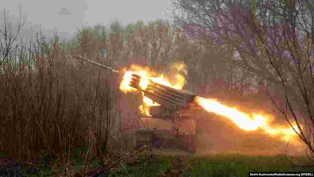 День ракетних військ і артилерії був заснований 1997 року, відповідно до Указу Президента України Леоніда Кучми. До цього роду військ належать з'єднання озброєні оперативно-тактичними й тактичними ракетами, гаубичною, гарматною, реактивною та&nbsp;протитанковою артилерією. Артилерія &ndash;&nbsp;це&nbsp;також артилерійська розвідка, мінометні підрозділи та підрозділи протитанкових керованих ракет. Лунає команда &laquo;Вогонь&raquo;. Харківська область, квітень 2022 року