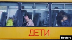 Fëmijët duke u evakuuar nga Hersoni i pushtuar nga Rusia dhe duke u dërguar në Krime. Tetor, 2022.