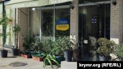 Такі написи в Батумі на кожному третьому-четвертому закладі