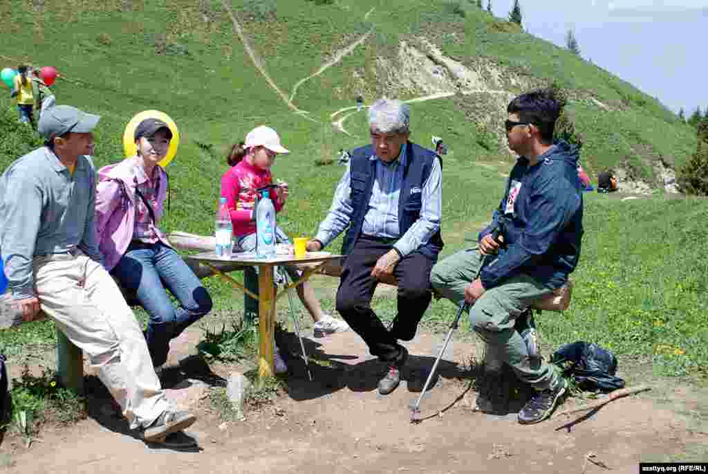 Акцияға қатысушылардың арасында "Табиғат" экологиялық қозғалысының жетекшісі Мэлс Елеусізов те болды. Ол ұлы мен немересін ерте келді.