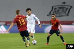 Njemački igrač Leroy Sane u duelu sa španskim reprezentativcima Danijem Olmom i braničem Jose Luisom Gaya Penom tokom meča UEFA Lige nacija između Njemačke i Španije, Sevlja, novembar 2020.