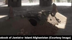 مقبرهٔ ملا نقیب الله در ولایت کندهار که گفته میشود توسط طالبان قسمآ تخریب شده است