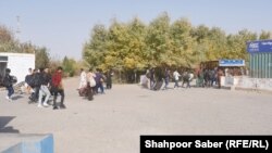 جوانان افغان می گویند چاره دیگری ندارند و بایستی برای یافتن کار به ایران و یا هم به پاکستان بروند