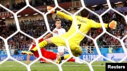 Srbija protiv Švajcarske 2. decembra biće zanimljiva utakmica poput one na Svjetskom kupu u Rusijiu 2018. Za Švajcarsku su tada igrale najveće švajcarske zvijezde, porijeklom Albanci, Granit Xhaka i Xherdan Shaqiri (Shaqiri tokom meća 2018. pred golom reprezentacije Srbije) 