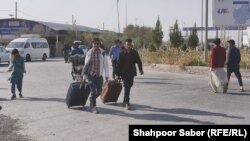 گروهی از جوانان که از ولایت هرات تصمیم گرفته اند به ایران مهاجر شوند