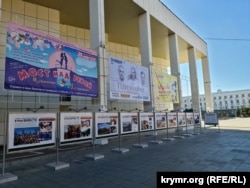 Aqmescitteki Lenin meydanında «Berabermiz» adlı ekspozitsiyası