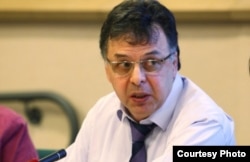 А.Илҳомов Каримованинг хориждаги пулларини Ўзбекистонга қайтариш жараёнини тадқиқ қилиб келмоқда.