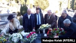 Polaganje cveća na Srđanov grob u Trebinju, foto: Nebojša Kolak