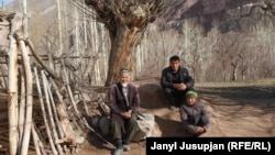 Жерге-Тал аймагынын Деп-Шаар айылынын тургундары. Фото: Жаңыл Жусупжан.