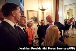 Президент США Дональд Трамп (праворуч) під час зустрічі з президентом України, європейськими лідерами та очільниками НАТО і Єврокомісії. Вашингтон, 18 серпня 2025 року