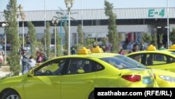 “Hýundaý Elantra” kysymly sary reňkli taksi. Aşgabat