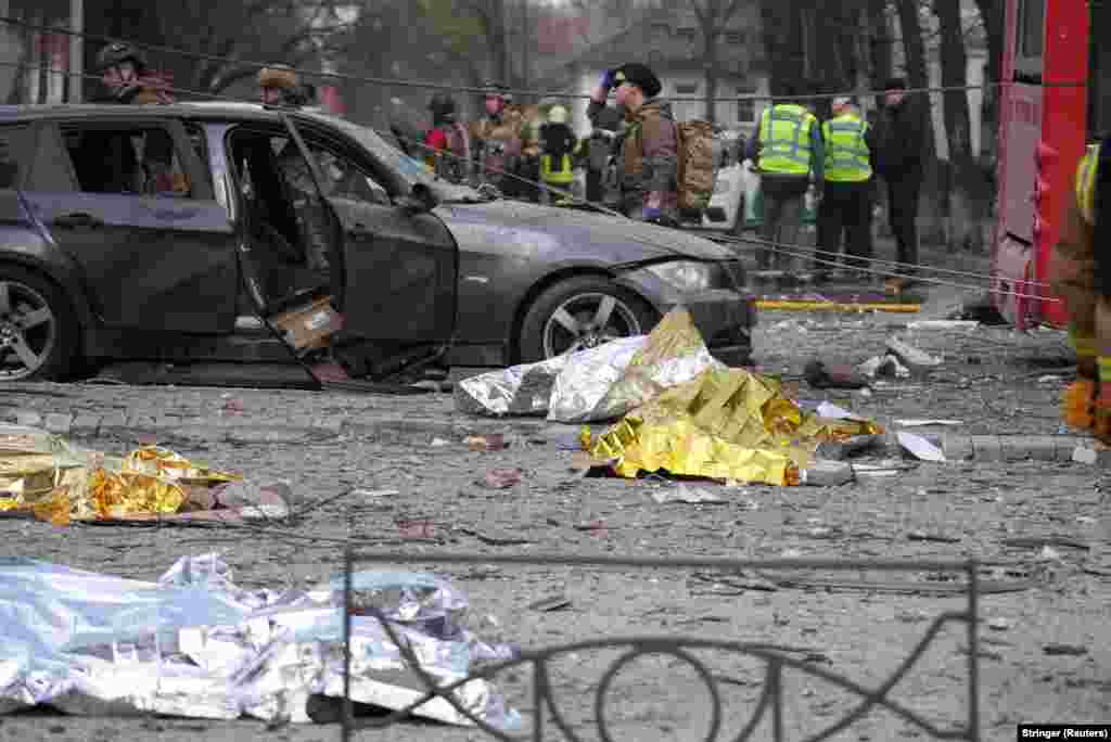 Тіла загиблих на вулиці після російської ракетної атаки.Начальник Сумської ОВА розповів, що найбільше людей загинуло у тролейбусі. У час, коли РФ вдарила по місту, багато людей поверталися з церкви, зазначив він