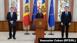 Președinta Maia Sandu prezintă candidatura lui Dorin Recean (dreapta) pentru funcția de prim-ministru, alături de președintele Parlamentului, Igor Grosu, 10 februarie 2023