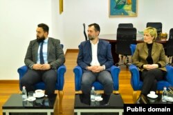 Deputeti i Kuvendit të Serbisë nga radhët e pakicës boshnjake, Enis Imamoviq(majtas) gjatë takimit me kryeministrin e Kosovës, Albin Kurti, në zyrëne tij në Prishtinë.
