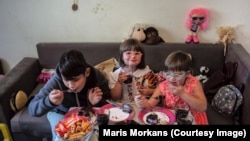 Окупанти депортували Матвія, Святославу та Олександру до Росії