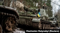 Militari ucraineni participă la un exercițiu al forțelor armate la granița cu Belarus, pe fondul atacului Rusiei asupra Ucrainei în apropiere de Cernobîl, 2 februarie 2023.