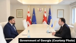 რაჟდენ კუპრაშვილი ანტიკორუფციული ბიუროს უფროსი (მარცხნივ) და ირაკლი ღარიბაშვილი, საქართველოს პრემიერ-მინისტრი (მარჯვნივ) 