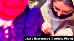 یکی از دختران دانشجو در کارگاه خیاطی