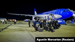 "Международный аэропорт имени Министра Пистарини" ( он же "Эсейса") - крупнейший аэропорт Аргентины, расположенный в зоне "Большого Буэнос-Айреса". Через него подавляющее число иностранцев и попадает в страну