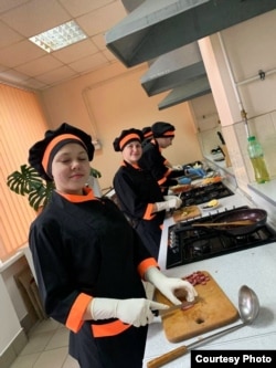 Лідія Думініка на навчанні (попереду). Фото з особистого архіву родини