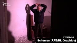 Геннадій показує, як йому зв'язували руки