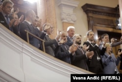 Goran Rakiq, kryetari i Listës Serbe, Millan Radoiçiq, nënkryetar, dhe pjesëtarë tjerë të Listës Serben ë ndërtesën e Parlamentit të Serbisë. 2 shkurt 2023.