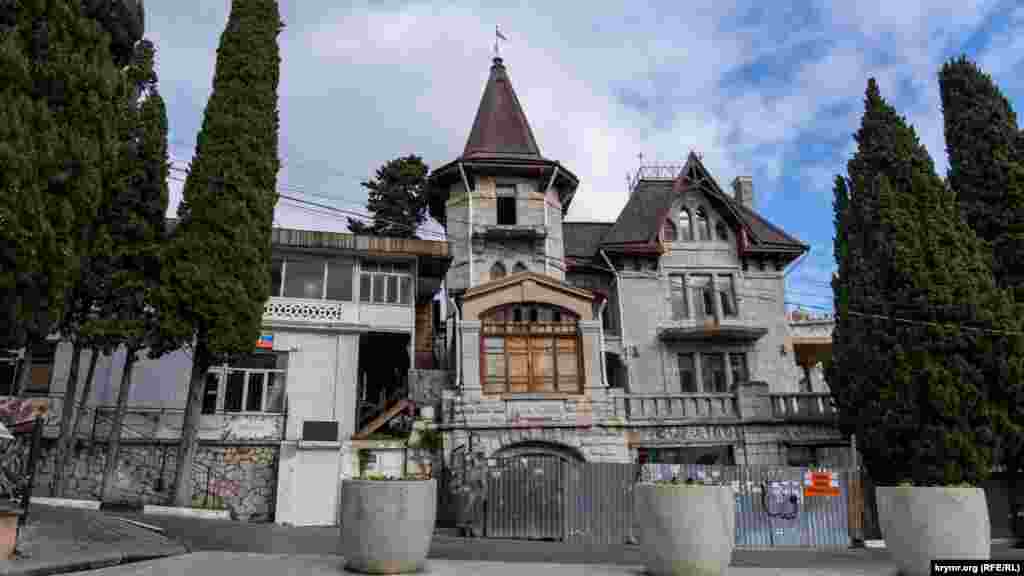 &laquo;Ксения&raquo; построена в стиле шотландского шале в 1906 году. Это самый известный исторический особняк курортного Симеиза. Первоначально в ней разместились посредническое квартирное бюро, гостиница, привратницкая, ресторан, зал для досуга и магазины. После большевистского переворота 1917 года в вилле располагались пансионат для отдыхающих и коммунальные квартиры. Недавно после скандальной и недоведенной до конца реставрации, в том числе с участием скандальной известной питерской фирмы &laquo;Меандр&raquo;, Распорядительная дирекция имущества Крыма выставила "Ксению" на продажу. Согласно конкурсной документации, первоначальная стоимость лота составляет 120 619 601 рублей. Электронный аукцион запланирован на 14 февраля этого года