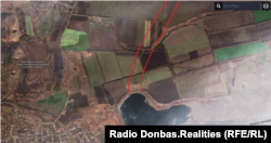 На багатьох ділянках лінію окопів та траншей добре видно на супутникових знімках Sentinel