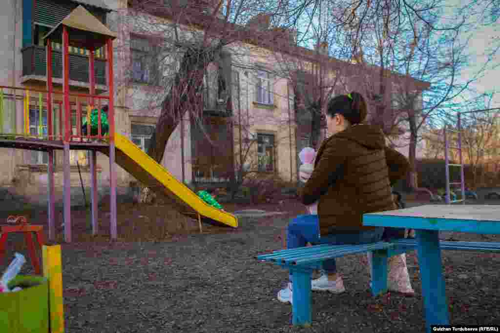 "Башкалар күйөөсү зөөкүр болсо "эмнеге кетип калбайт?", "эмнеге кайра-кайра эле төрөй берет?" деп айтышса керек. Бирок боюңа бүткөн баланы өлтүрүү өтө кыйын экен... Зөөкүр күйөөдөн кетип калыш өтө оңой, бирок кайра кайтып келбей коюш кыйын экен... Жок дегенде апам жанымда болгондо жеңил болмок".