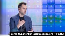 Олексій Арестович під час запису програми «Суботнє інтерв'ю» 