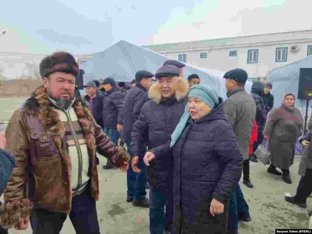 Еске алу шарасына белсенді Роза Төлетаева да келді.&nbsp;Роза Төлетаева &ndash; Жаңаөзен оқиғасынан соң абақтыға жабылған 13 адамның арасындағы жалғыз әйел. Жеті жылға сотталып, кейін бостандыққа шыққан Роза Төлетаева Жаңаөзен ісі бойынша сотта полицейлердің өзін азаптағанын айтқан. Оның сөзіне қарағанда, полицейлер тергеу барысында оны "шашынан көтеріп асып, тұншықтырған". Оның азаптау жайлы шағымы қаралмады. 11 желтоқсан күнгі еске алу шарасында ол бұл тақырыпқа әзірге оралғысы келмейтінін, Қазақстанда азаптау әлі тоқтамағанын айтты.&nbsp;