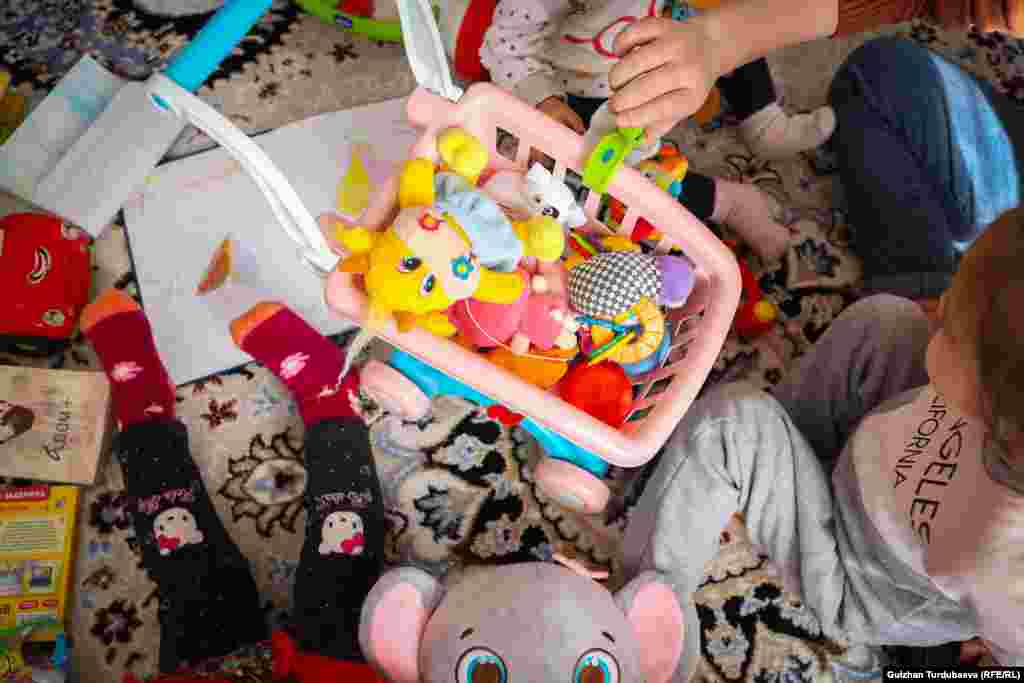 "Күйөөм башында сылык-сыпаа, жакшы мамиле кылчу. Тогуз айдан кийин балалуу болдук.Тун кызым төрөлгөндө өзүнчө бактылуу элек. Анан эле атам каза болуп, апам түрмөгө отуруп калды. Атам апамды көп сабачу. Бир күнү экөө дагы уруша кетип, апам коргоном деп жатып атамды өлтүрүп алыптыр. Баары ошондон кийин башталды".&nbsp;