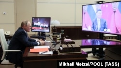 Під час спілкування через відеозв'язок російського президента Володимира Путіна (ліворуч) із керівника Китаю Сі Цзіньпіна в грудні 2021 року
