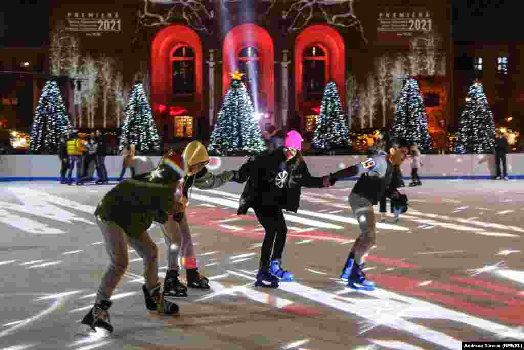 Patinoar, muzică clasică și atracții diverse le puteți găsi la&nbsp;Classical Christmas Market, organizat pe Esplanada Operei Naționale București.