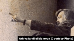 Ion Monoran, pe decembrie 1989, în balconul Operei din Timișoara. A fost neobosit în a crede că Revoluția a fost și a rămas a oamenilor care au ieșit, ca și el, în stradă, în bătaia puștii.